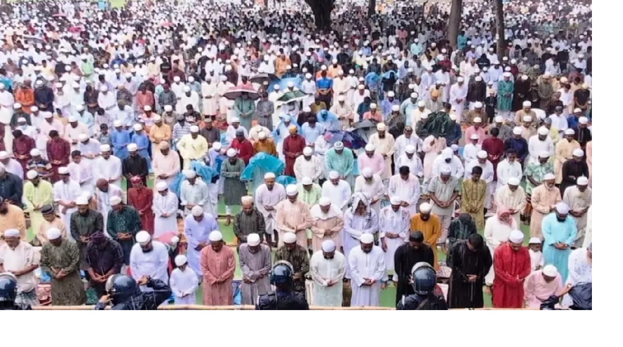 বৃষ্টিতে ভিজে শোলাকিয়ায় ঈদের নামাজ আদায় করলেন মুসল্লিরা