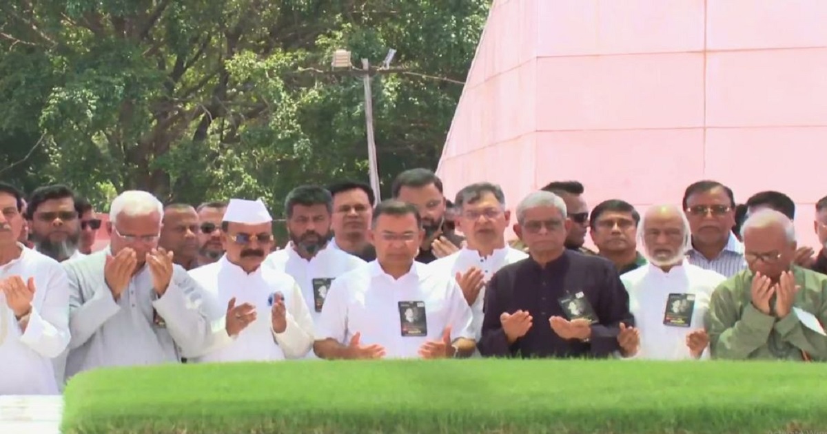 জিয়াউর রহমানের সমাধিতে প্রধানমন্ত্রীর শ্রদ্ধা