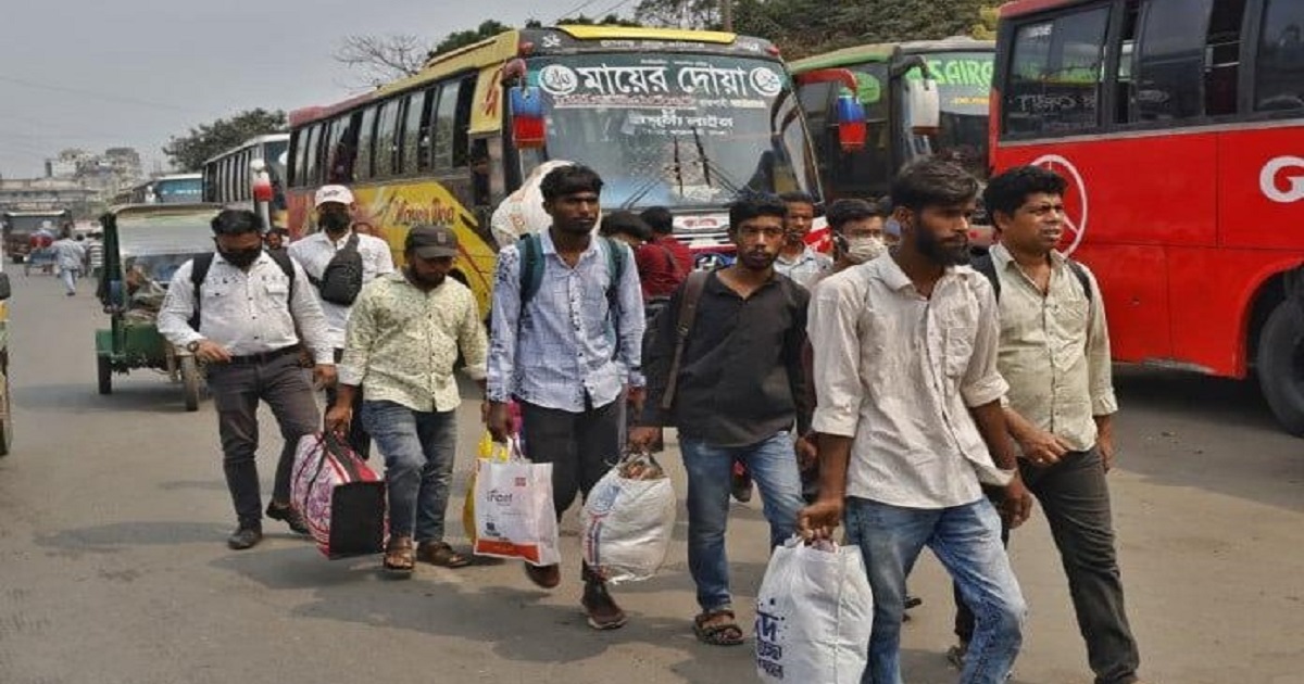 ঈদের তৃতীয় দিনেও ঘরমুখো মানুষের ভিড়, ঢাকা ছাড়ছেন অনেকে