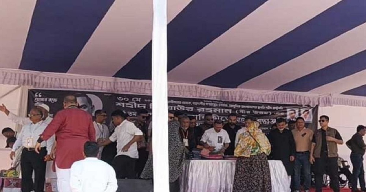 দুস্থদের মাঝে খাদ্যসামগ্রী ও বস্ত্র বিতরণ করলেন প্রধানমন্ত্রী