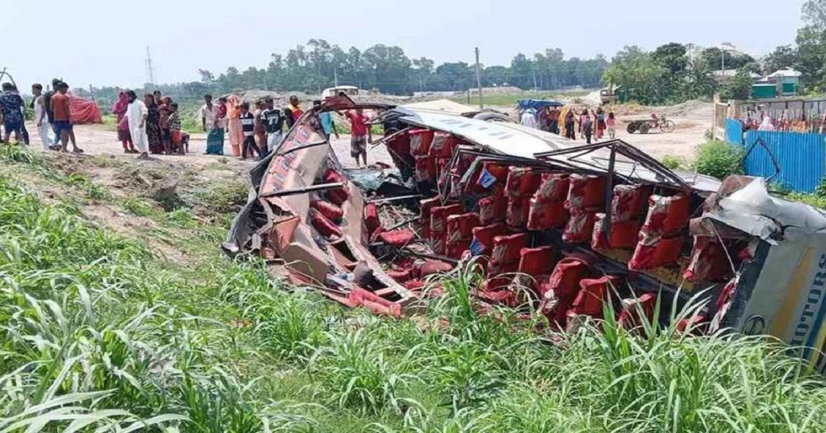 যমুনা সেতু মহাসড়কে বাস খাদে পড়ে ১৫ জন আহত