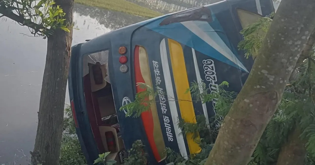 গাইবান্ধায় বাস খাদে পড়ে নারী নিহত, আহত ১৫