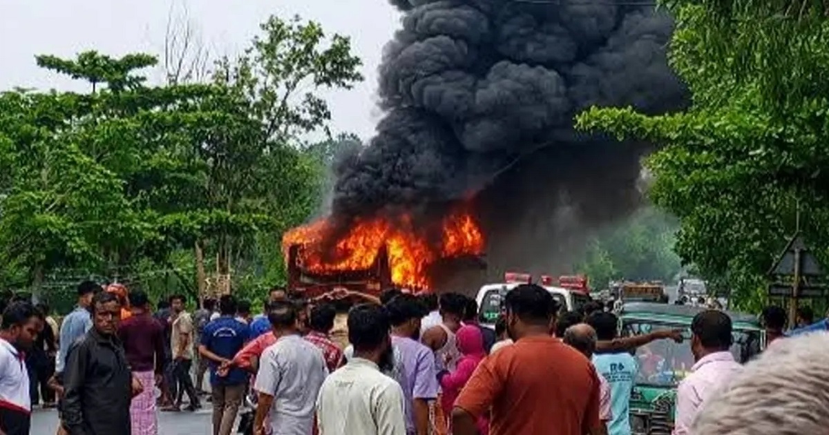 ফটিকছড়িতে সড়ক দুর্ঘটনায় বাবা-ছেলের মৃত্যু, বাসে আগুন দিলো উত্তেজিত জনতা