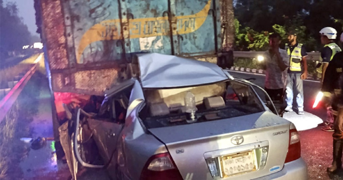 ট্রাকের পেছনে প্রাইভেটকারের ধাক্কা, নিহত ৫