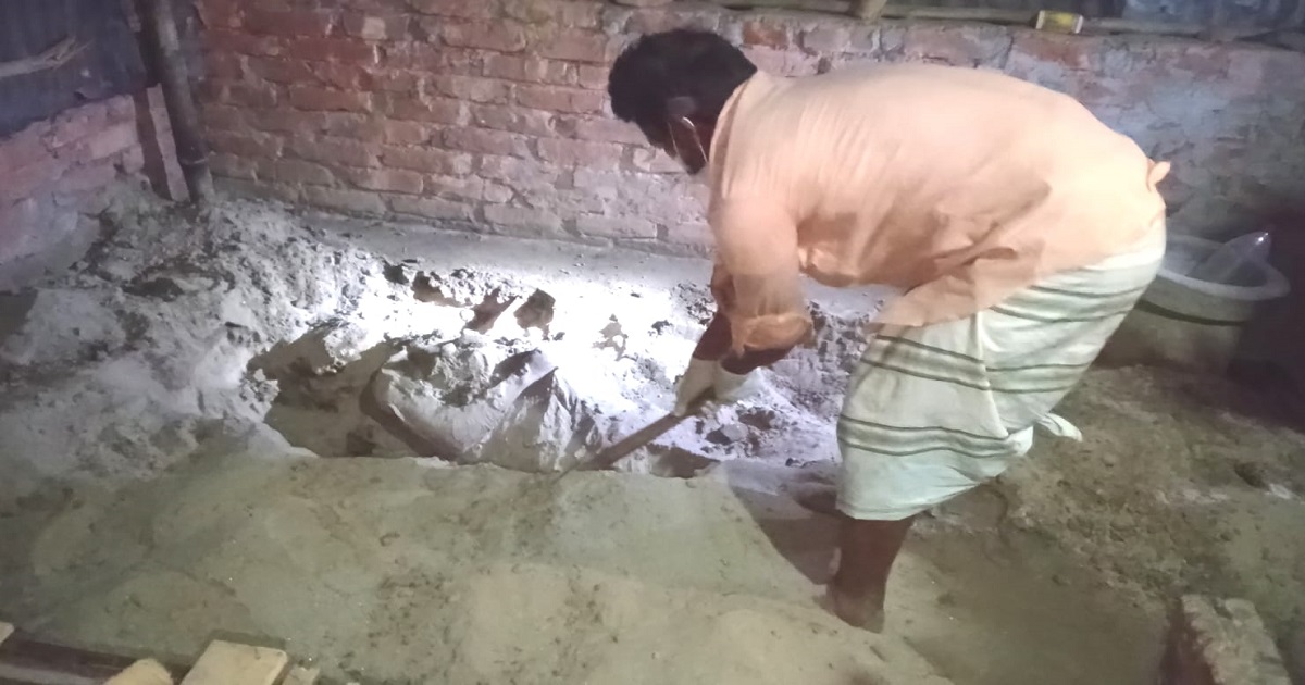 মেঝে খুঁড়তেই বের হলো গর্ভধারিণী মায়ের মরদেহ, ঘাতক ছেলে পলাতক