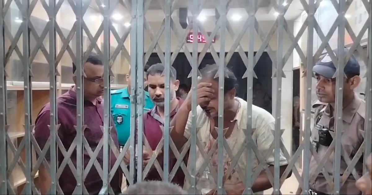 স্বেচ্ছাসেবক দল নেতাকে মারধরের ঘটনায় ৩ পুলিশ প্রত্যাহার