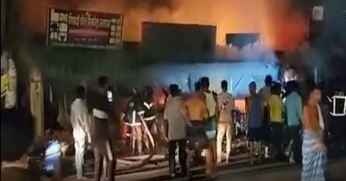 সিংগাইর বাসস্ট্যান্ডে মধ্যরাতে ভয়াবহ অগ্নিকাণ্ড, ৪ দোকান ভস্মীভূত