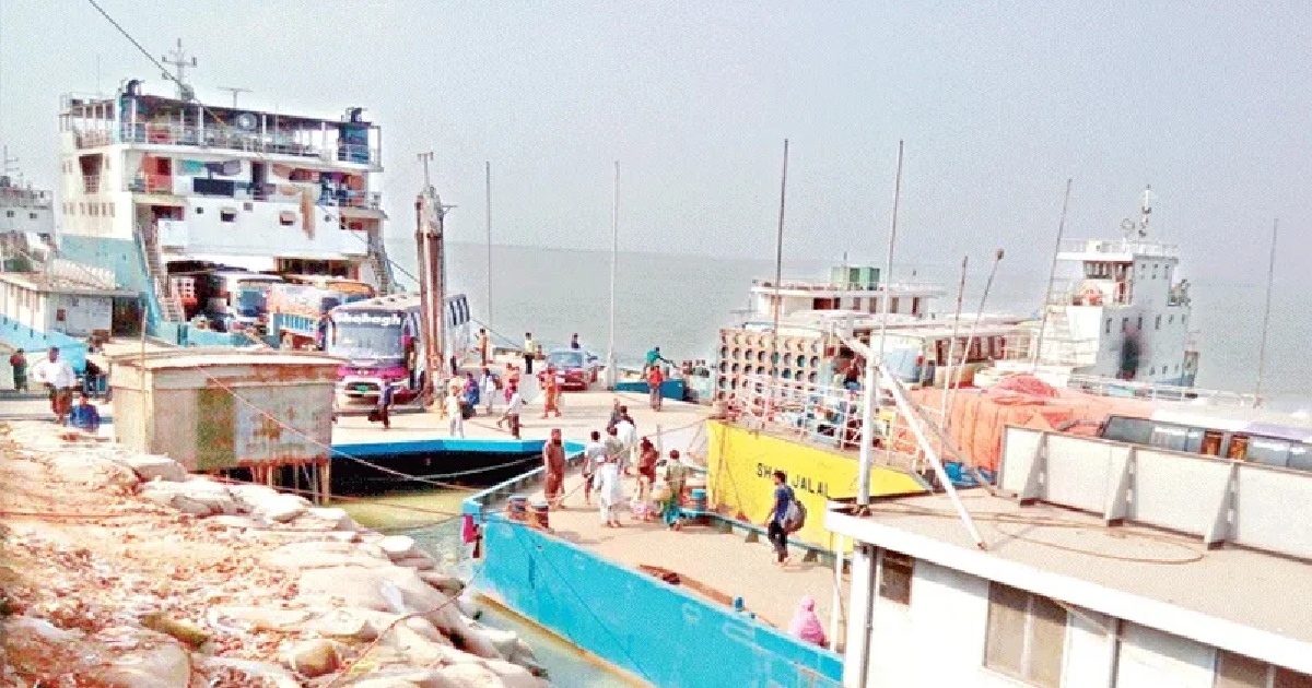 নিয়ন্ত্রণ হারিয়ে আবারো বাস পড়লো পদ্মায়