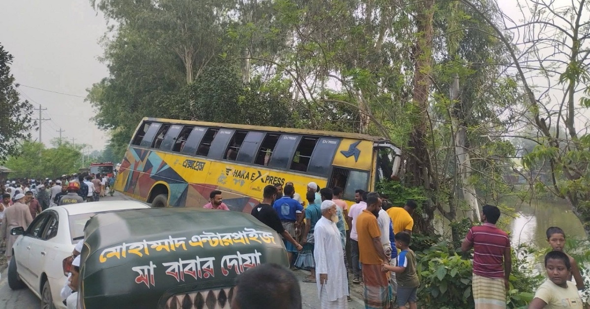 সিরাজগঞ্জে বাসচাপায় প্রাণ গেলো দম্পতিসহ ৩ জনের