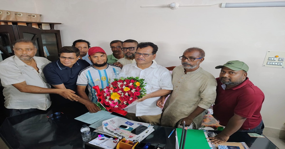 নবনিযুক্ত প্রশাসক হাবিবুল ইসলাম হাবিবকে ফুলেল শুভেচ্ছা