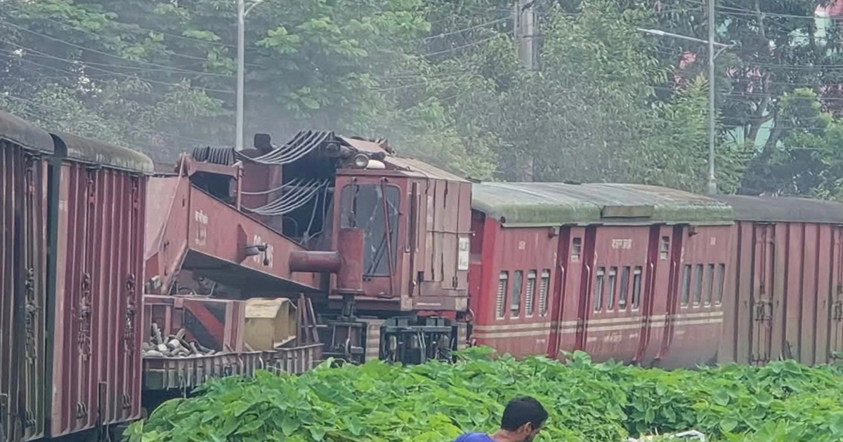 ব্রহ্মপুত্র এক্সপ্রেসকে উদ্ধারে গিয়ে রিলিফ ট্রেনও লাইনচ্যুত