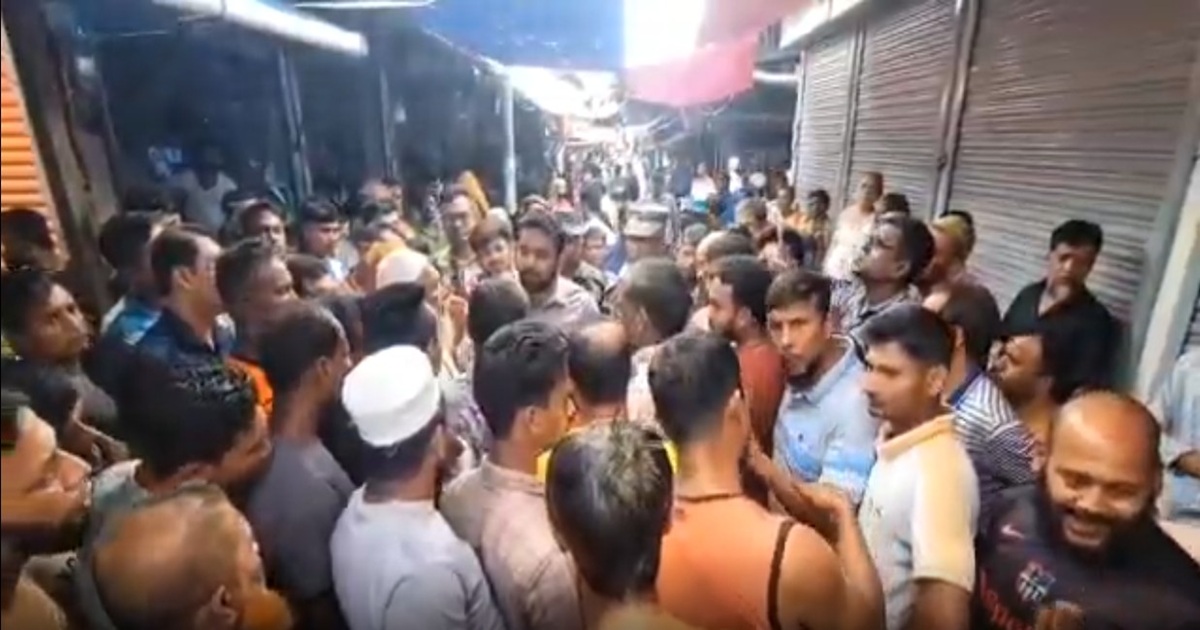 ঝালকাঠিতে ভ্রাম্যমাণ আদালতের অভিযান ঘিরে উত্তেজনা, দোকান বন্ধ করে ব্যবসায়ীদের বিক্ষোভ