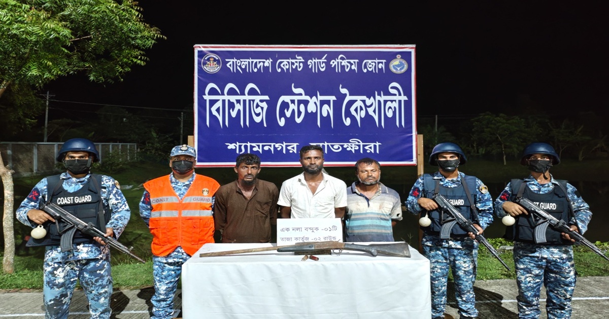 অপারেশন ম্যানগ্রোভ শিল্ডে অস্ত্র-গুলিসহ কুখ্যাত জোনাব বাহিনীর তিন সদস্য আটক