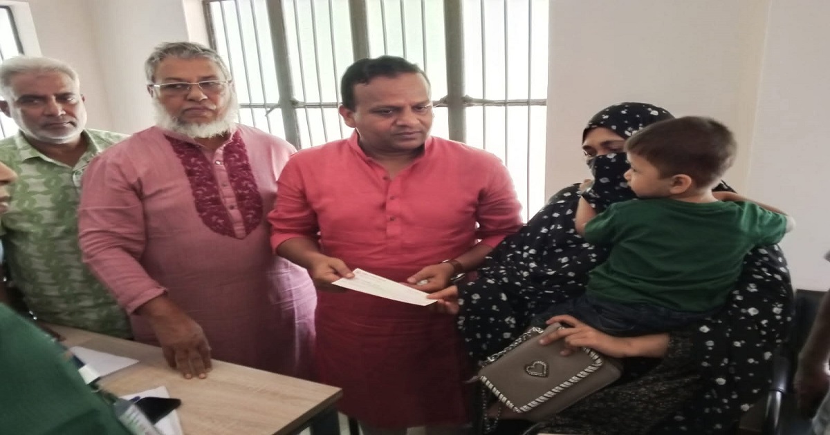 আয়না টেলিভিশনে সংবাদ প্রকাশের পর সেই অসহায় নারীর পাশে প্রতিমন্ত্রী