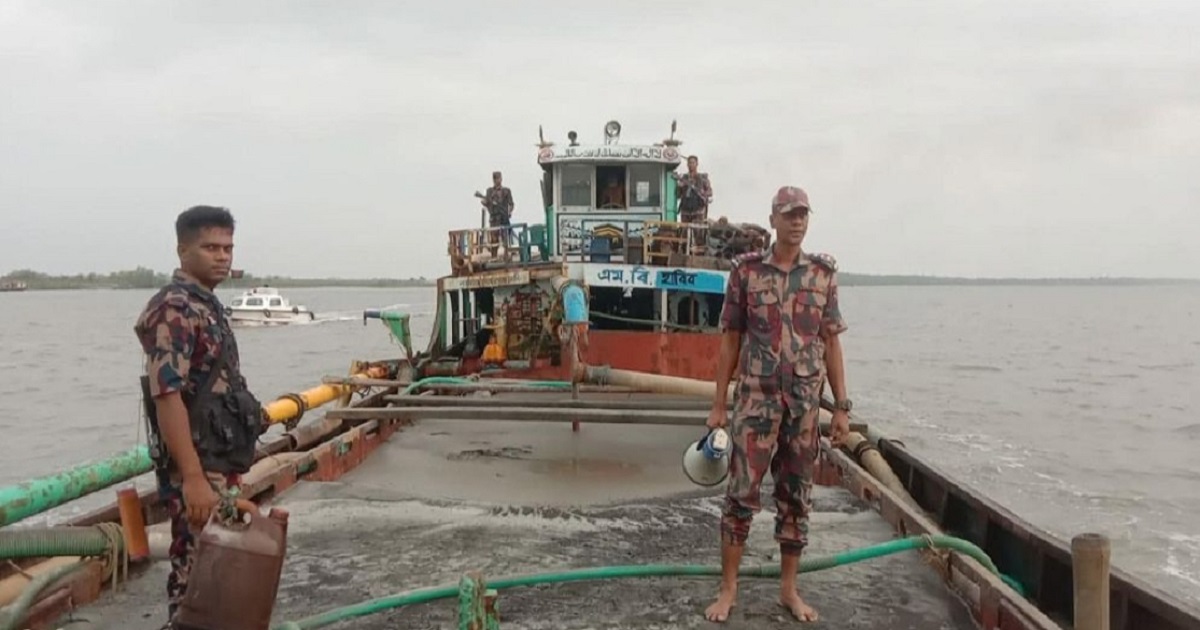 খোলপেটুয়া নদীতে অবৈধভাবে বালু উত্তোলনকালে ৫ জনকে আটক করেছে বর্ডার গার্ড বাংলাদেশ (বিজিবি)