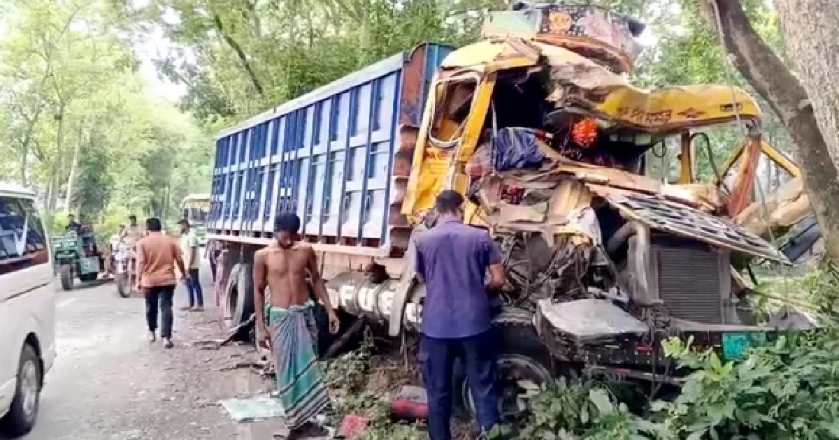 ঢাকা-বরিশাল মহাসড়কে দুই ট্রাকের মুখোমুখি সংঘর্ষ, নিহত ১ আহত ৪