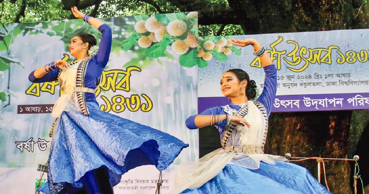 আষাঢ়ের প্রথম দিনে রাজধানীজুড়ে বর্ষাবরণ উৎসব