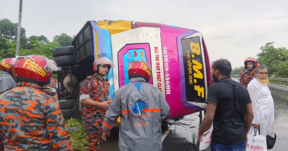 ঢাকা-মাওয়া এক্সপ্রেসওয়েতে বাস উল্টে আহত কয়েকজন