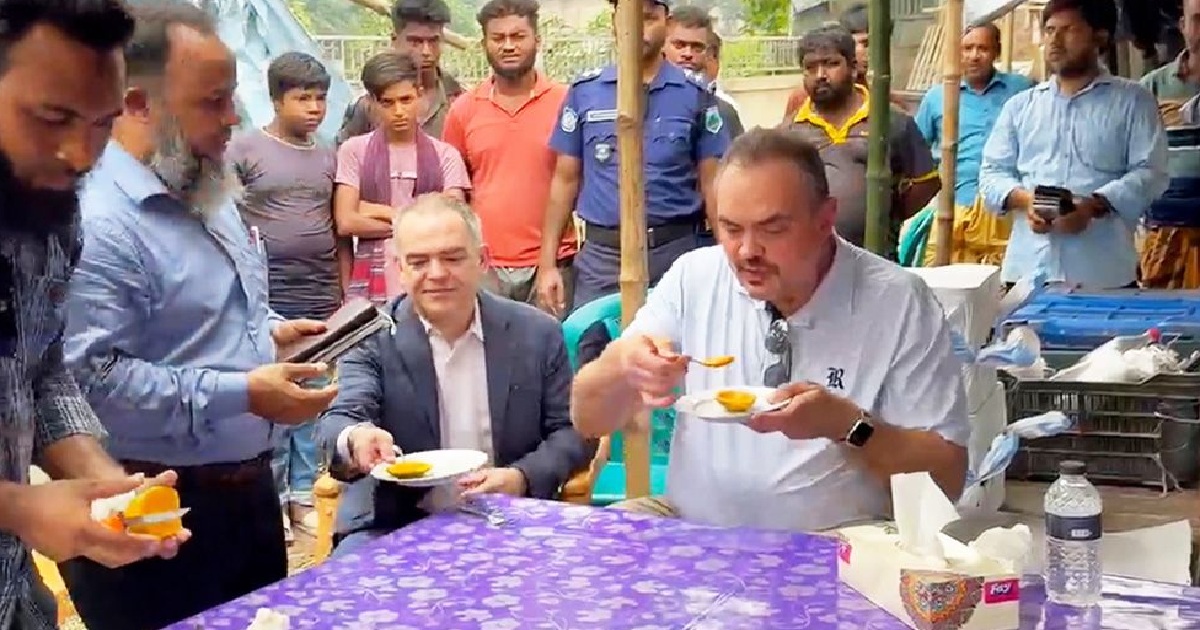 তাজা আমের স্বাদে মুগ্ধ মার্কিন রাষ্ট্রদূত