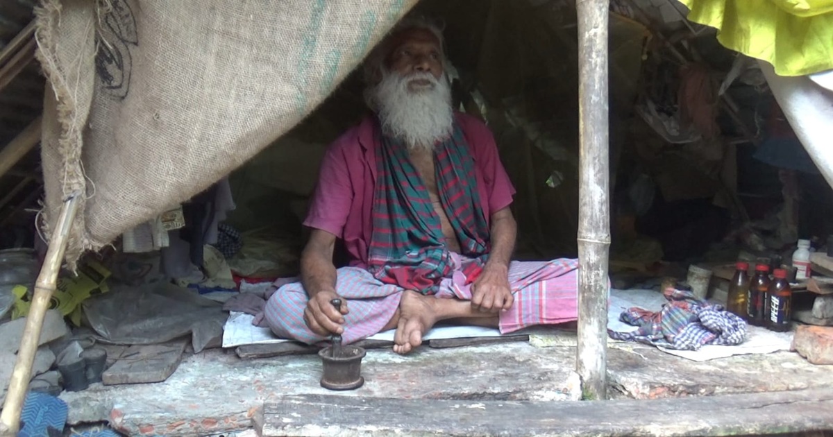একটি নিরাপদ আশ্রয়ের স্বপ্নে দিন গুনছেন বৃদ্ধ বিনোদ বিশ্বাস