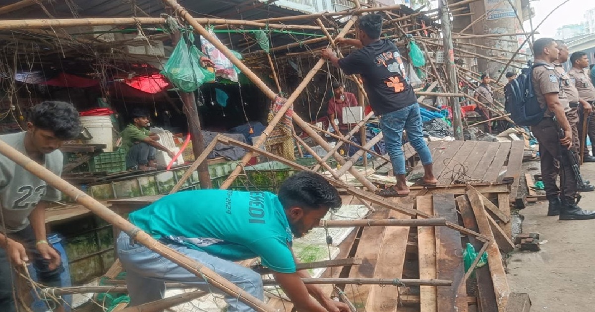 ফুটপাত দখল ও অস্বাস্থ্যকর মাংস বিক্রির দায়ে ৪ ব্যবসায়ীকে জরিমানা