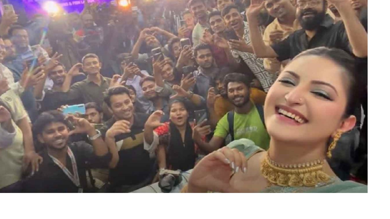 মেসির পায়ে বল থাকলে আমার হার্টবিট বেড়ে যায়:পরীমনি