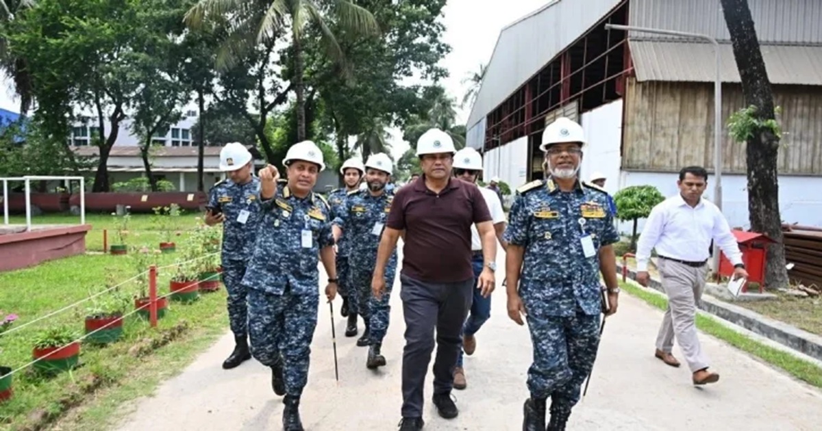খুলনা শিপইয়ার্ড পরিদর্শন করলেন প্রধানমন্ত্রীর প্রতিরক্ষা উপদেষ্টা
