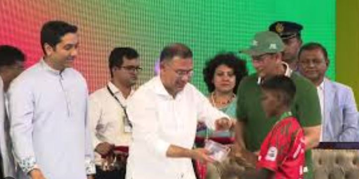 ক্ষুদে ফুটবলারদের মাঝে পুরস্কার বিতরণ করলেন প্রধানমন্ত্রী